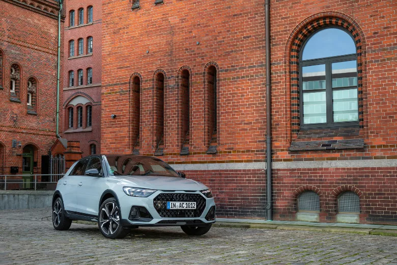 Audi A1 allstreet blanco estacionado junto a un edificio