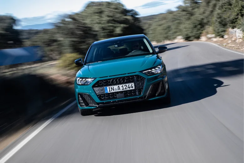 Audi A1 Sportback azul visto de frente en conducción por carretera