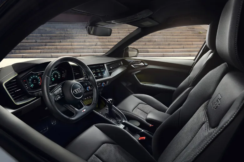 Interior del Audi A1 con volante, salpicadero y asientos delanteros
