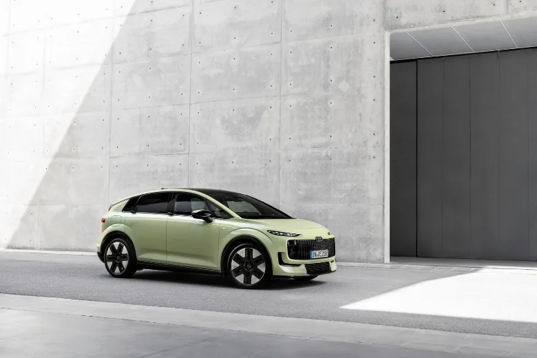 Audi A2 e-tron verde visto de frente y lateral en un entorno urbano