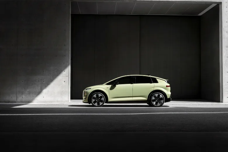 Audi A2 e-tron verde visto desde la parte trasera y lateral