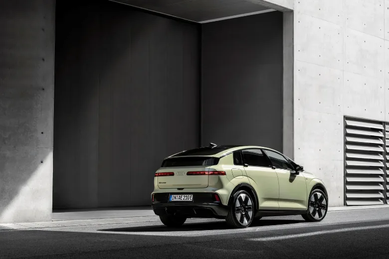 Audi A2 e-tron verde visto de perfil
