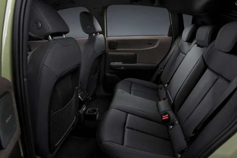 Interior del Audi A2 e-tron con volante, salpicadero y pantalla digital