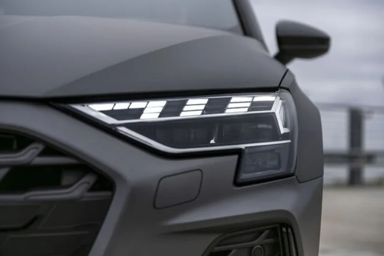 Detalle del faro delantero y frontal del Audi A3