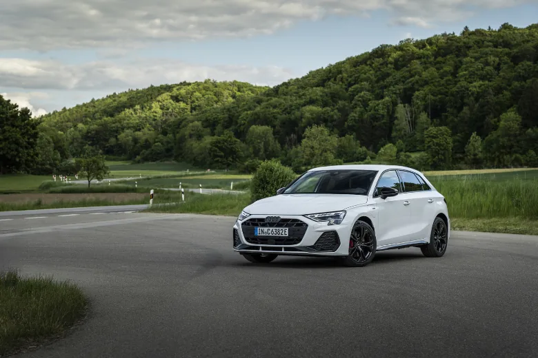 Audi A3 Sportback blanco visto de frente y lateral en carretera