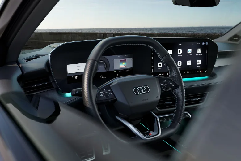 Interior del Audi A3 con volante y pantallas digitales