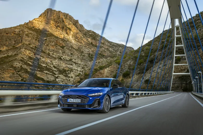 Audi S5 azul visto de frente en conducción por carretera
