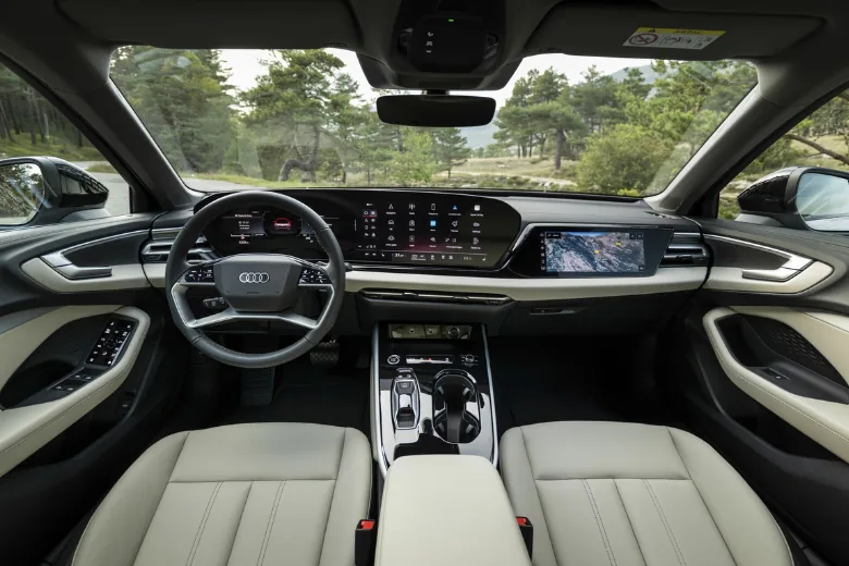 Interior del Audi A5 con volante, salpicadero y pantallas digitales