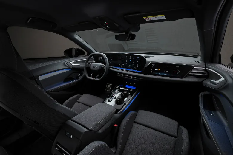 Interior del Audi A5 con puesto de conducción y pantalla para el acompañante