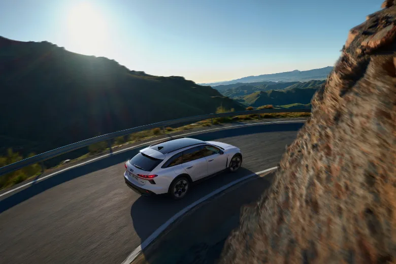 Audi A6 allroad blanco en conducción por carretera
