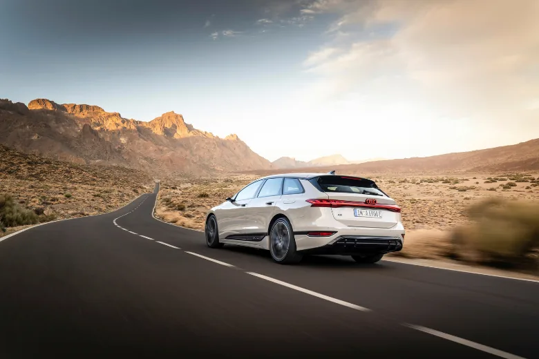 Audi A6 e-tron Avant blanco visto desde atrás por carretera