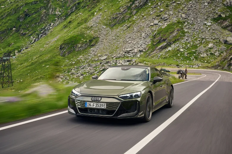 Audi e-tron GT verde visto de frente en conducción por carretera