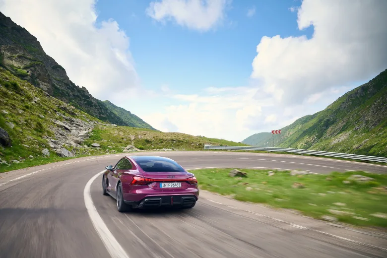 Audi e-tron GT en conducción por una carretera de montaña