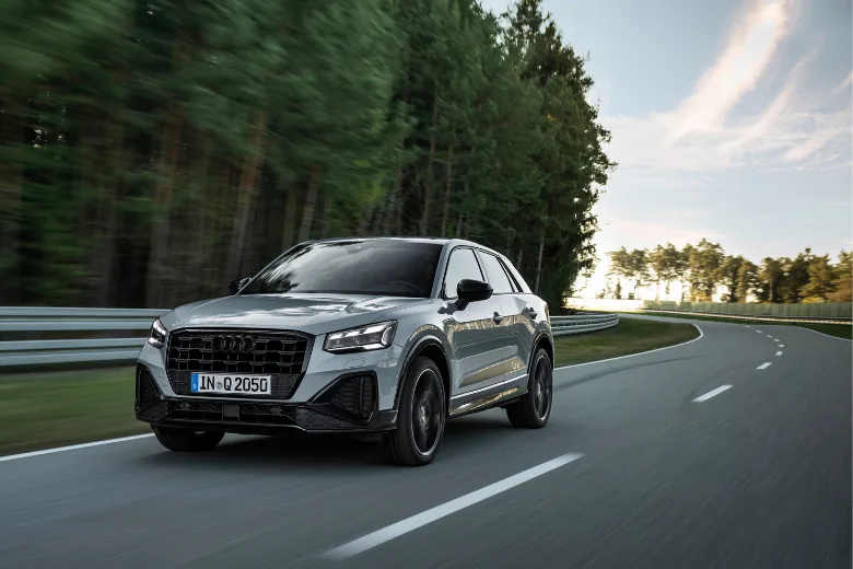 Audi Q2 gris visto de frente en conducción por carretera