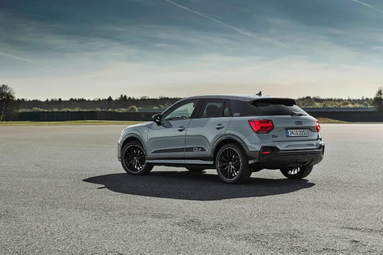 Audi Q2 gris visto desde la parte trasera y lateral