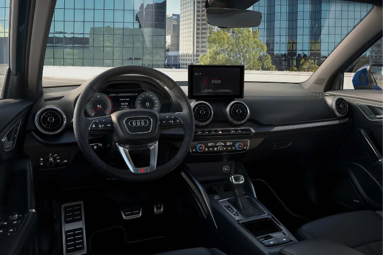 Interior del Audi Q2 con volante, cuadro digital y pantalla central
