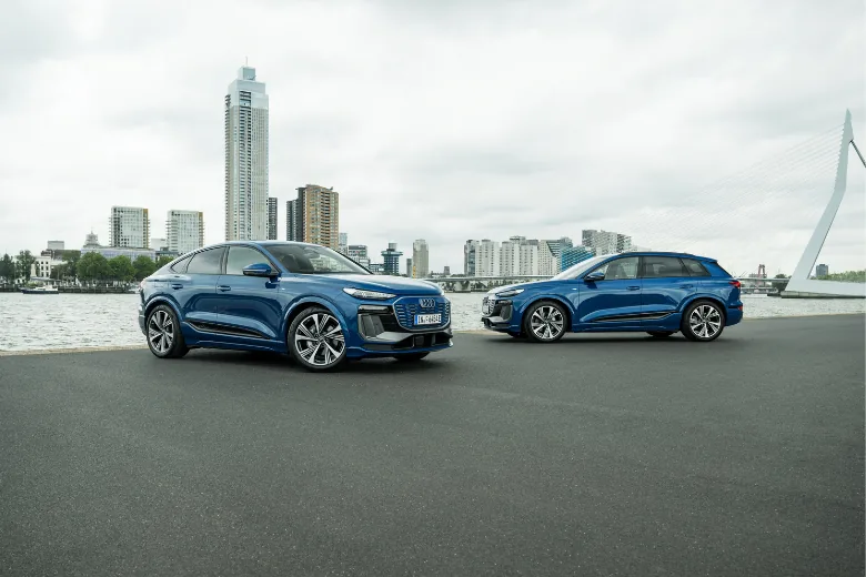 Audi Q6 e-tron y Q6 Sportback e-tron azules en un entorno urbano