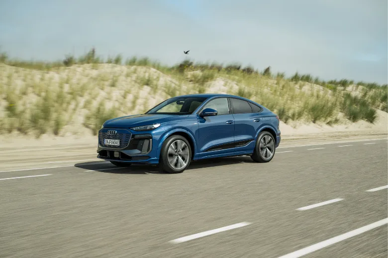 Audi Q6 Sportback e-tron azul visto de perfil en carretera