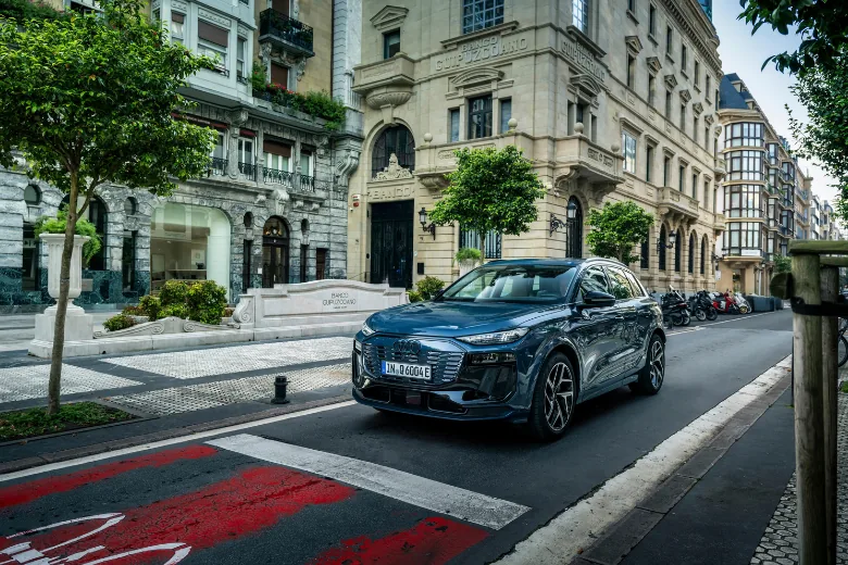 Audi Q6 e-tron azul visto de frente en un entorno urbano