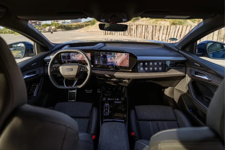 Interior del Audi Q6 e-tron con volante y pantallas digitales