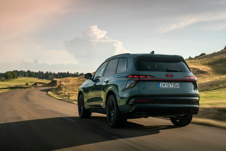 Audi Q7 verde visto desde la parte trasera en conducción por carretera